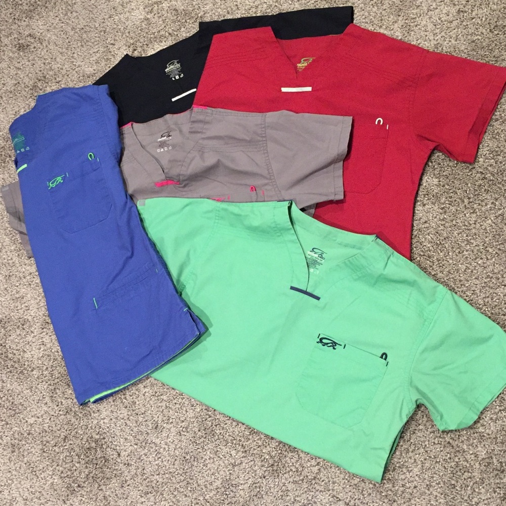 IGUANA MED SCRUB TOPS